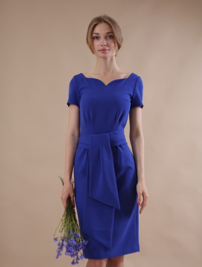 Синее платье-футляр с поясом  